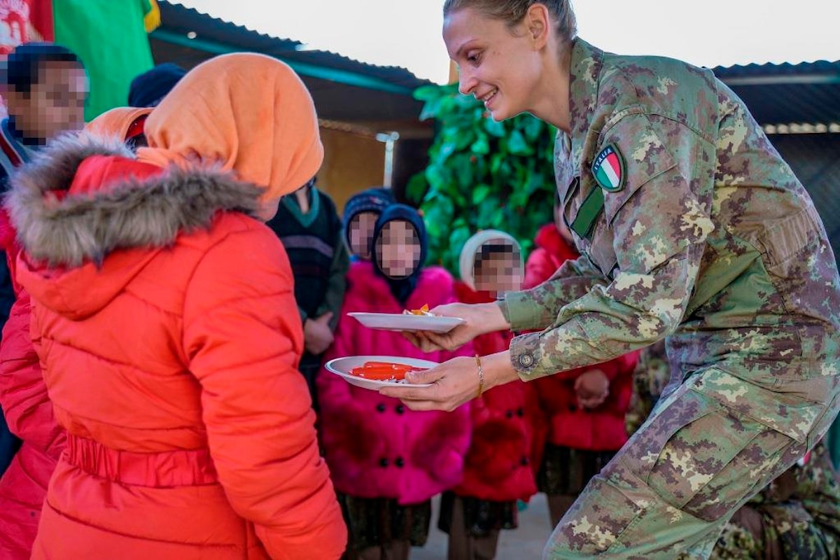 Afghanistan, militari italiani donano aiuti umanitari ai bambini dell'orfanotrofio Ansari di Herat