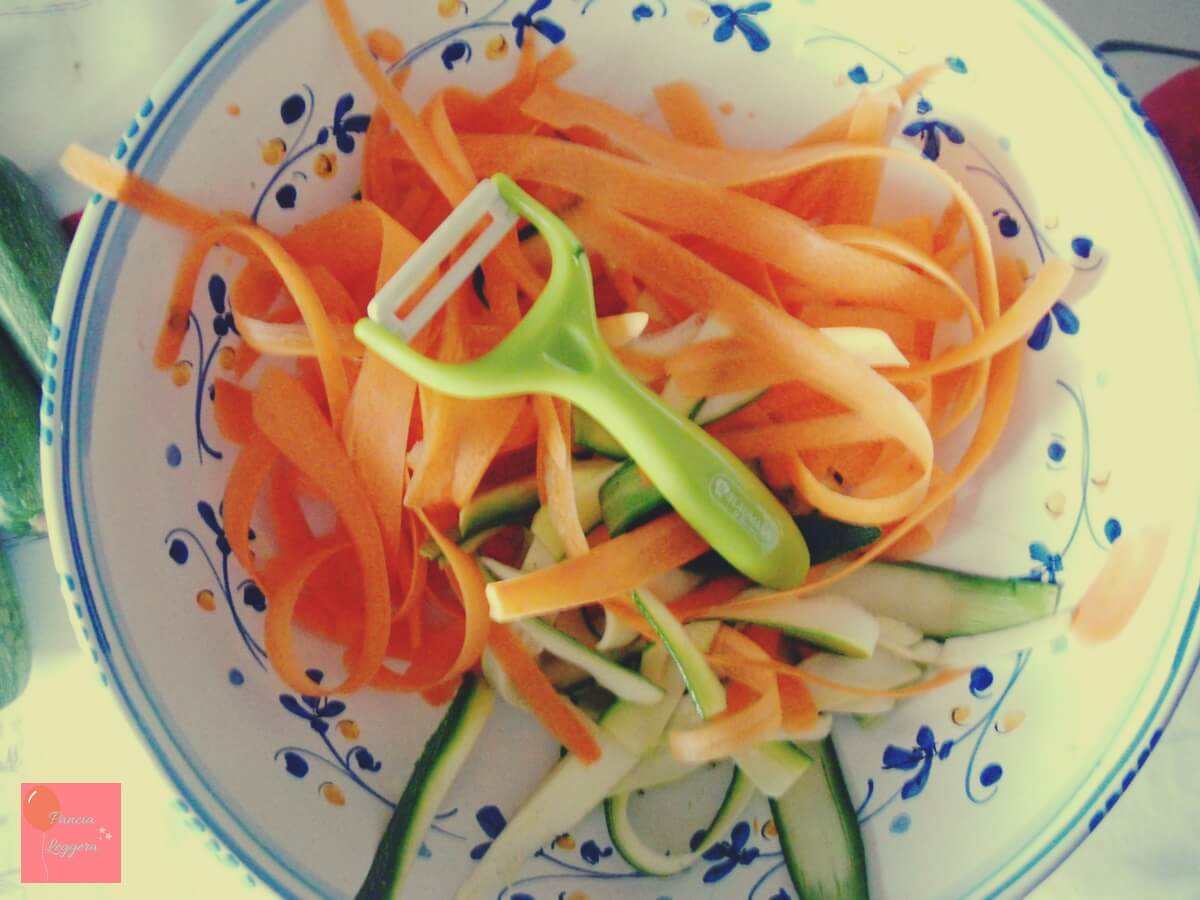 Un contorno leggerissimo, semplice e veloce da realizzare con zucchine e carote