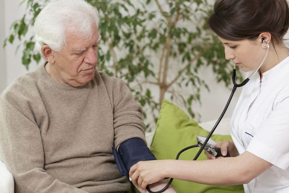 Pressione anziani: scopri come misurarla correttamente e come valutare lo stato di salute del paziente