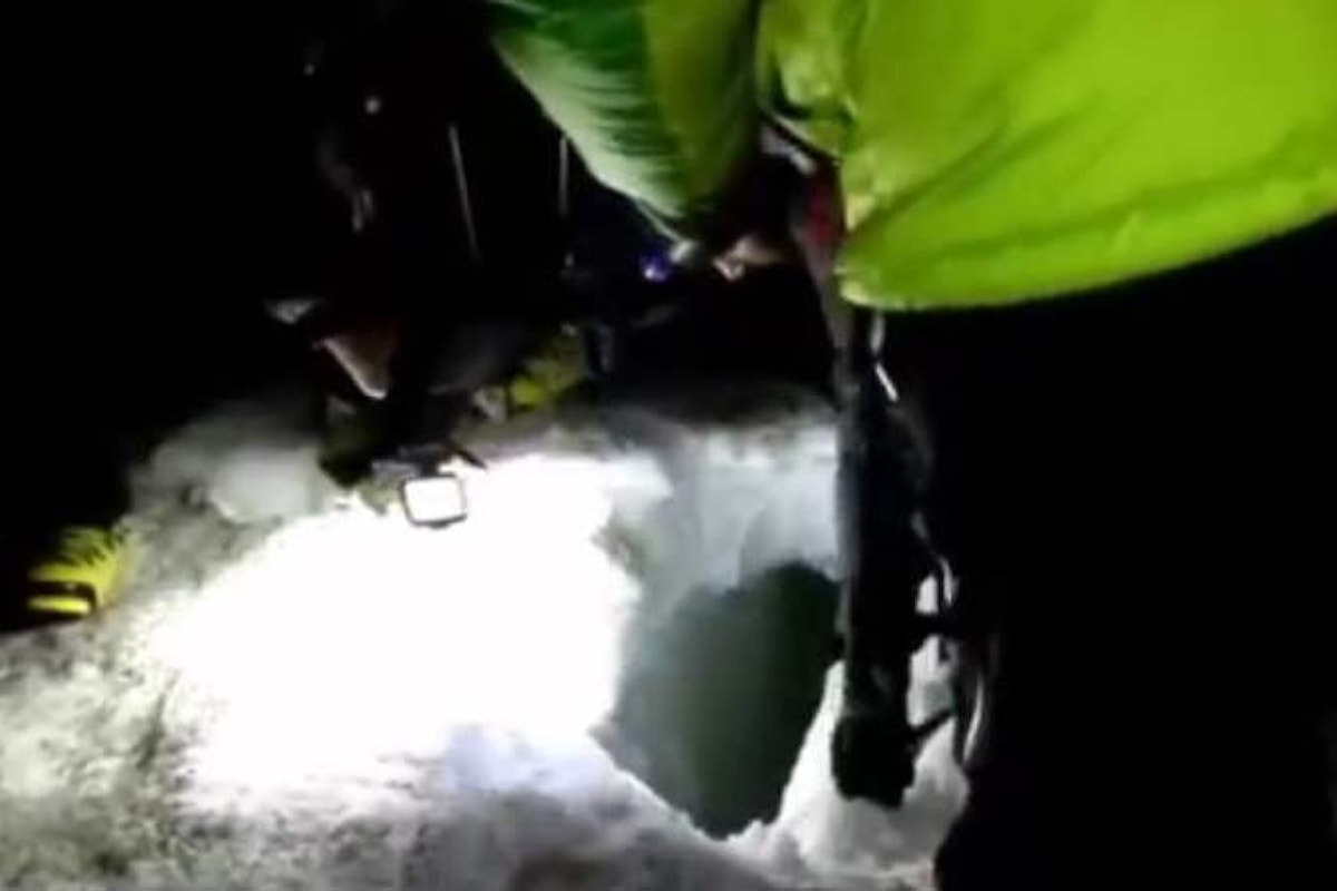 Spettacolare operazione di salvataggio per recuperare un'alpinista finita in un crepaccio