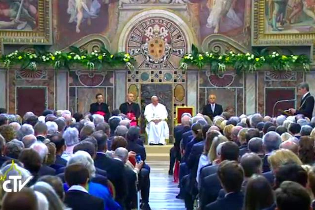 A Papa Francesco è stato consegnato il premio Carlo Magno 2016